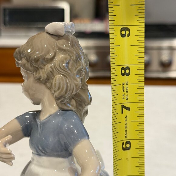 Lladro Figurine Summer on the Farm 5285 Girl at Water Pump with Ducks & Basket - Picture 15 of 16